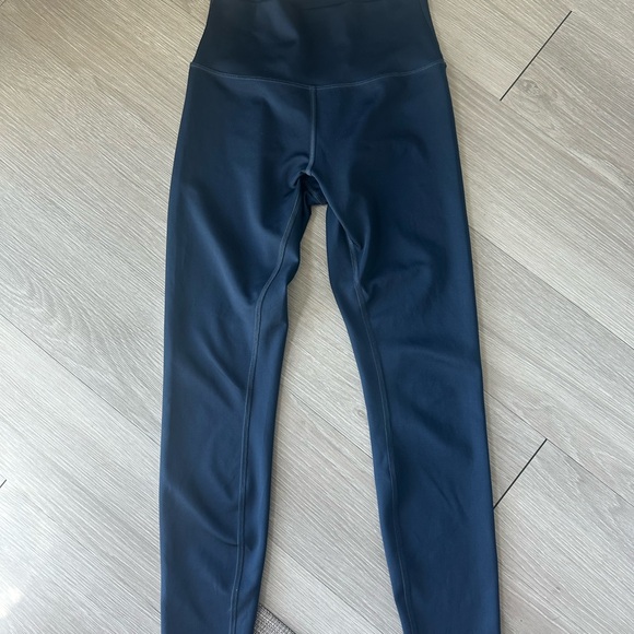 ALO Yoga Navy Air Lift High-Waisted Leggings 7/8 - Picture 3 of 6